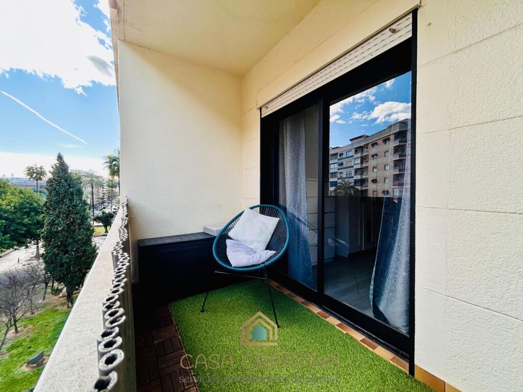 PISO EN VENTA EN GANDIA – AMPLIO, LUMINOSO Y CON GRAN TERRAZ - foto 2