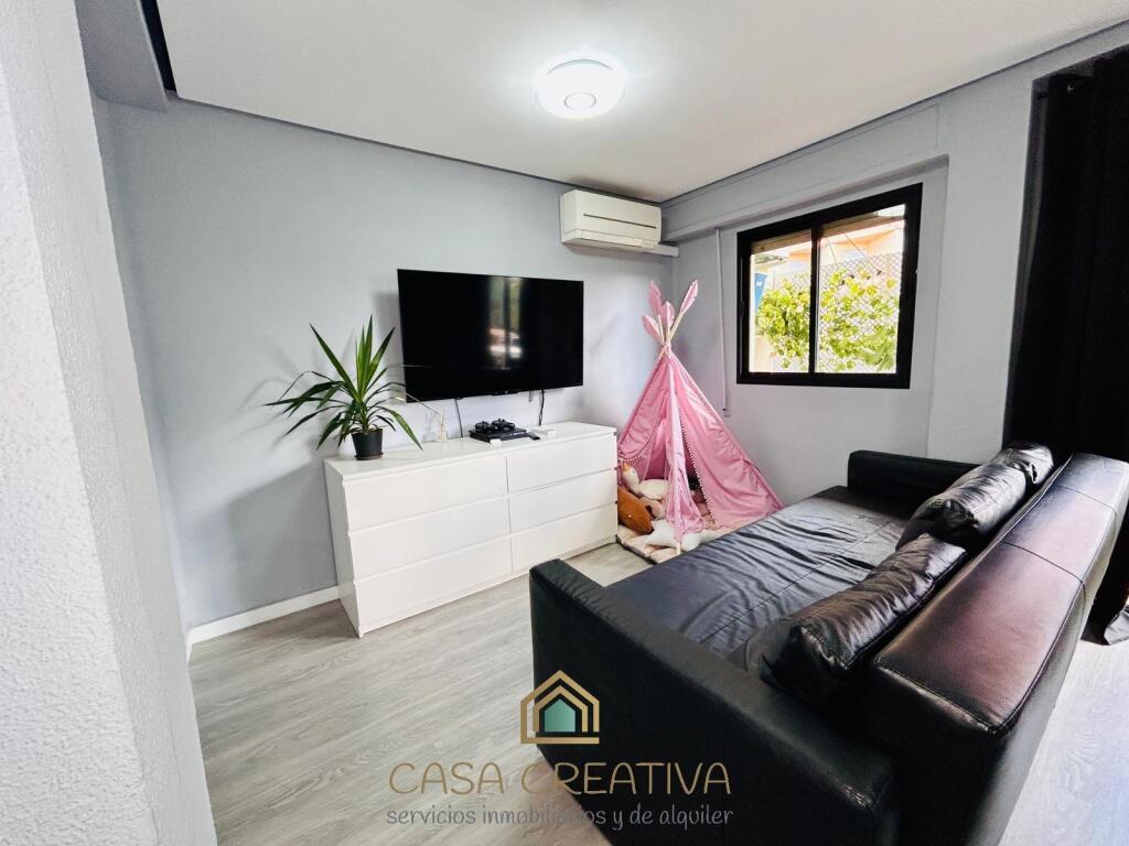 PISO EN VENTA EN GANDIA – AMPLIO, LUMINOSO Y CON GRAN TERRAZ - foto 4