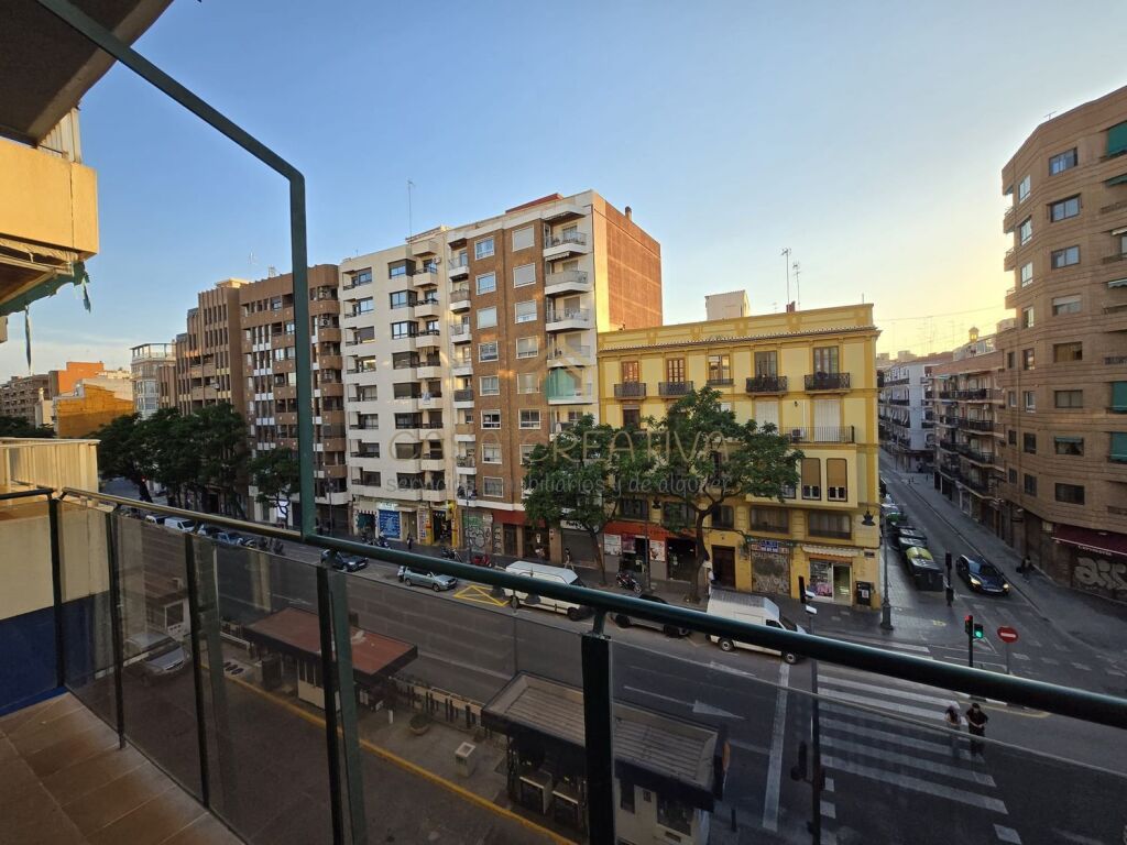 GRAN PISO CON GARAJE Y TRASTERO EN ZONA TORRES DE QUART – VA - foto 11