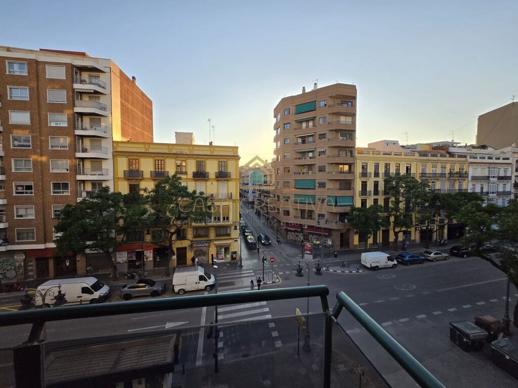 GRAN PISO CON GARAJE Y TRASTERO EN ZONA TORRES DE QUART – VA - foto 13