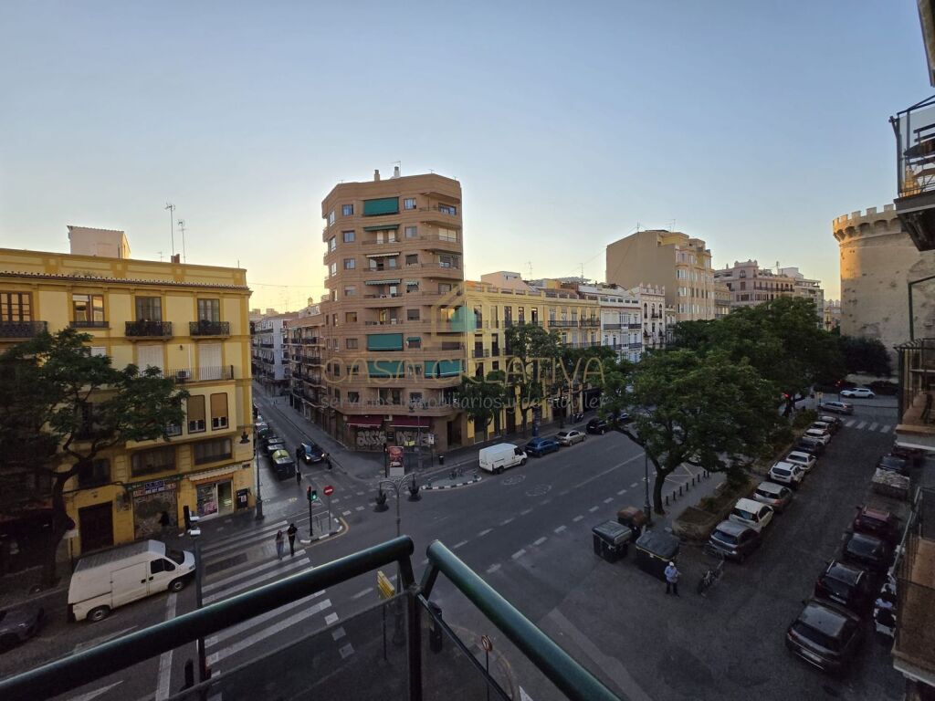 GRAN PISO CON GARAJE Y TRASTERO EN ZONA TORRES DE QUART – VA - foto 15