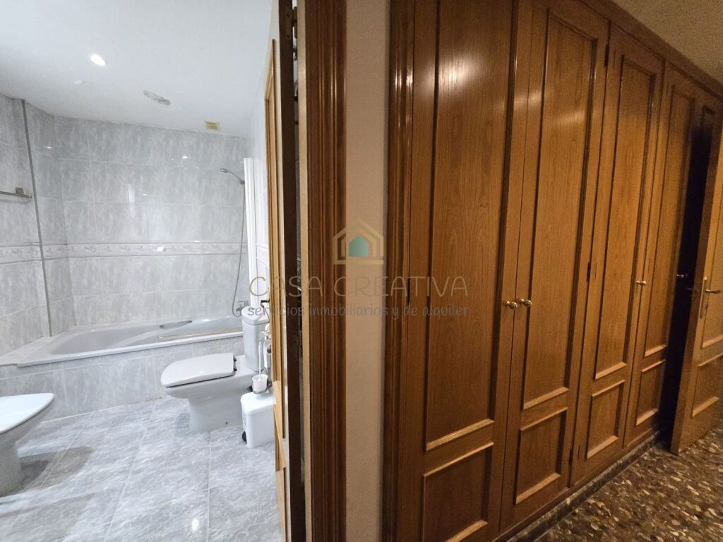 GRAN PISO CON GARAJE Y TRASTERO EN ZONA TORRES DE QUART – VA - foto 32