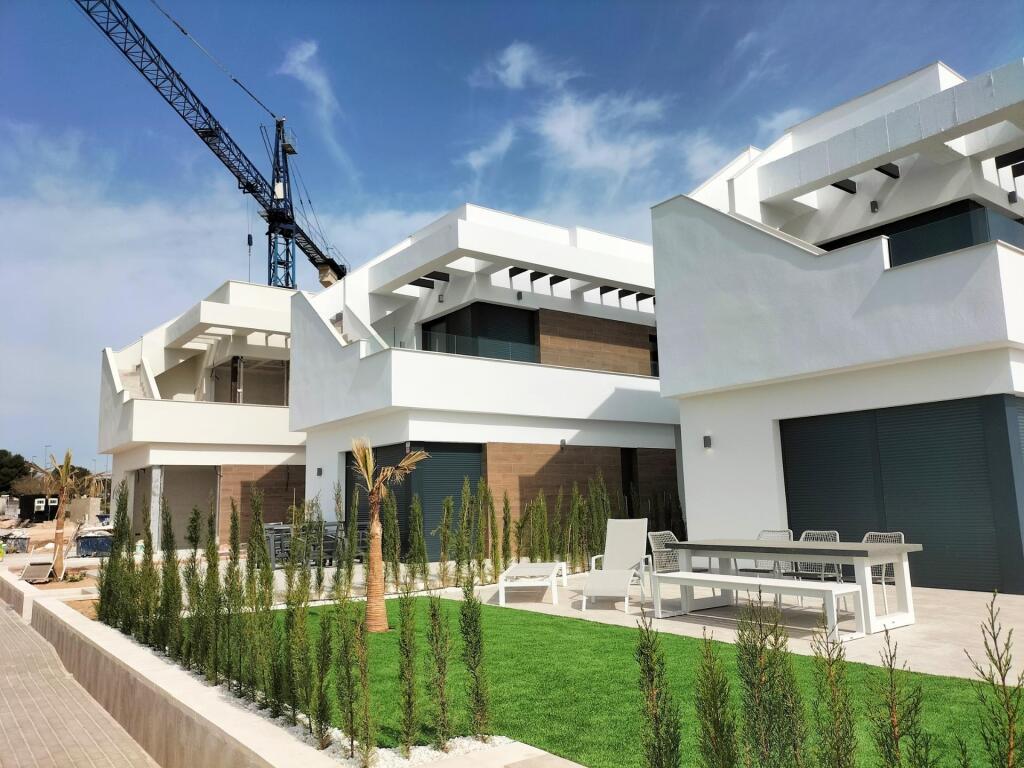 VILLAS DE OBRA NUEVA EN PILAR DE LA HORADADA EN EL CAMPO DE 