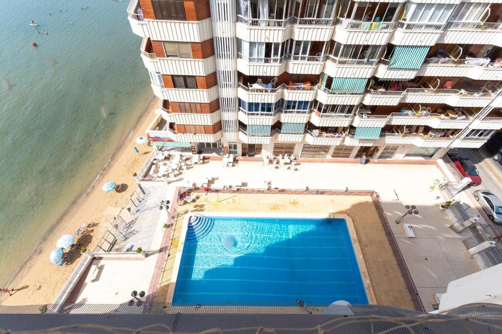 Apartamento a pie de playa del Acequión y con piscina comunitaria en Torrevieja