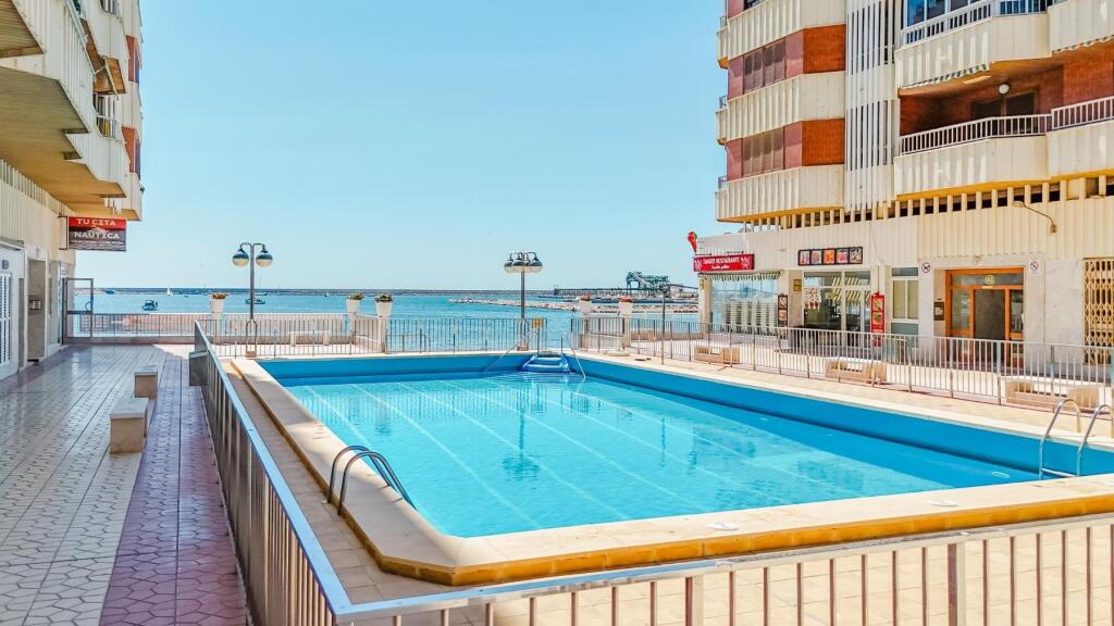 Apartamento en primera línea de Playa del Acequión con piscina comunitaria, en Torrevieja