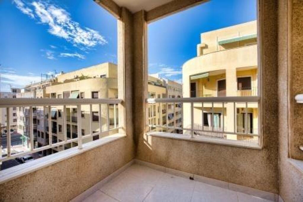 Apartamento de 3 dormitorios a 50 metros de la playa en Acequión, Torrevieja