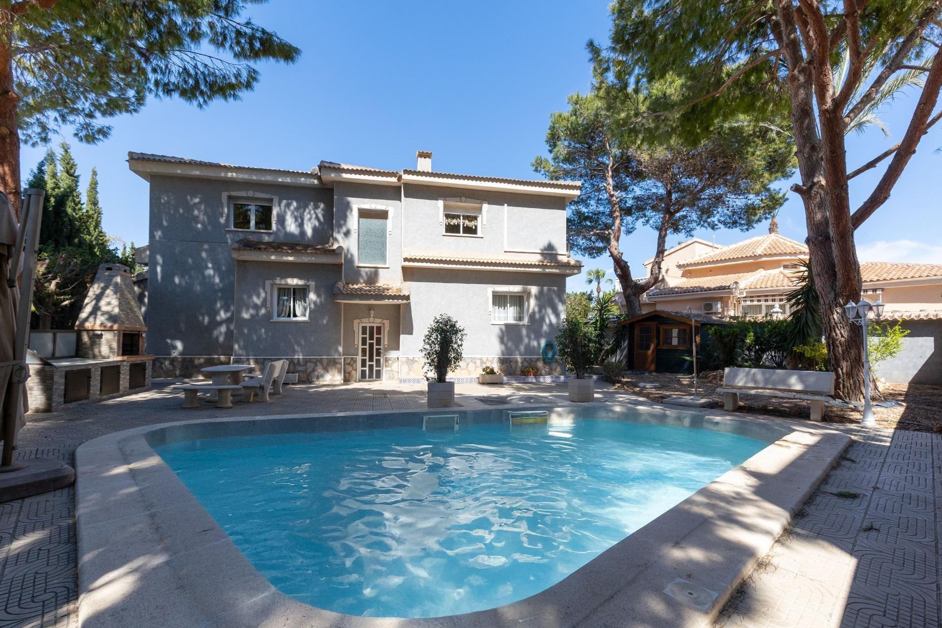 Magnífica villa en muy buen estado, construida en 1996 (aprox. 240 m2) sobre una parcela privada de 805 m2. ¡5 dormitorios, 5 baños, garaje y una gran piscina privada!