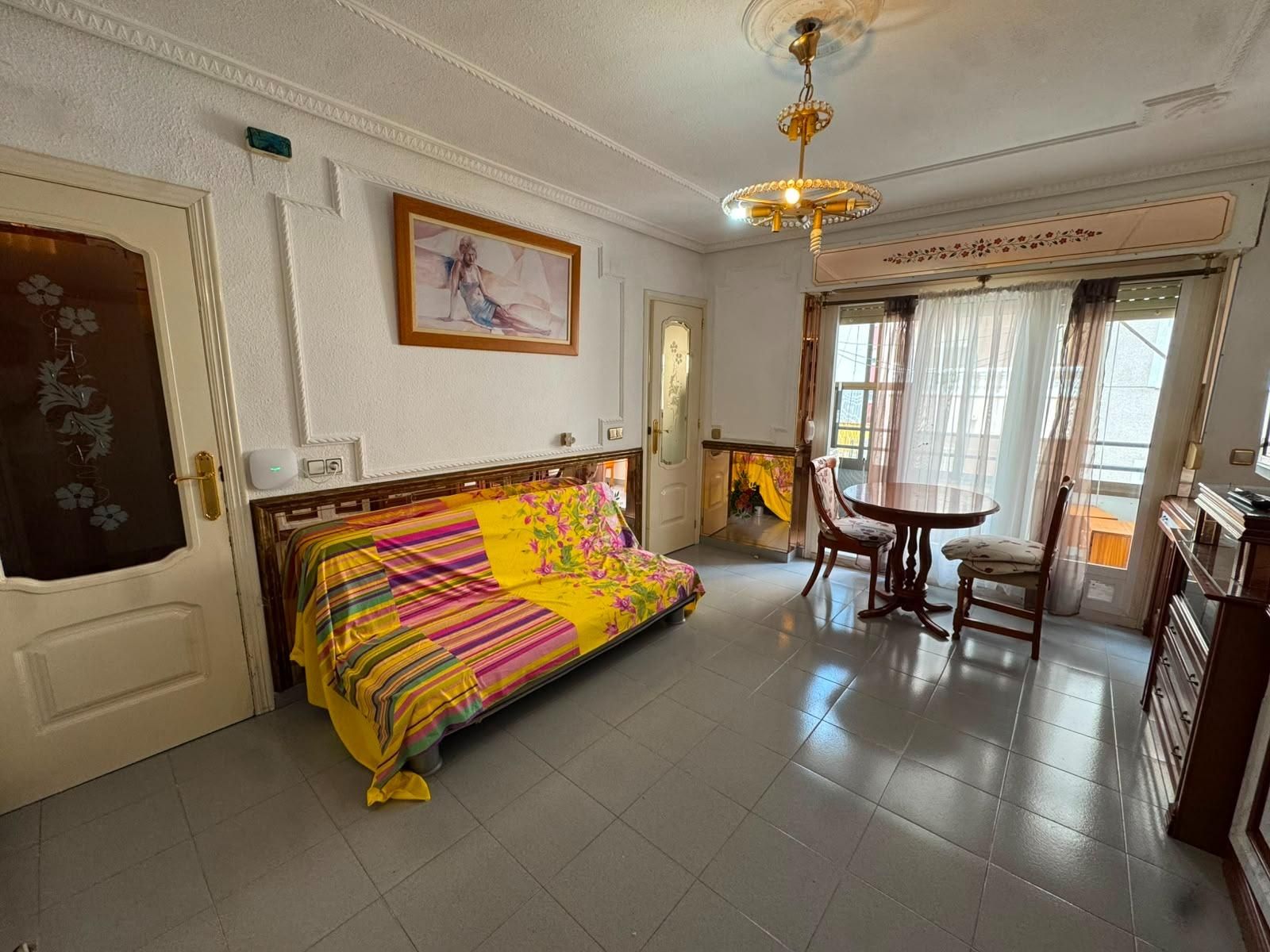 ¡Amplio Estudio en el corazón de Torrevieja! - foto 4