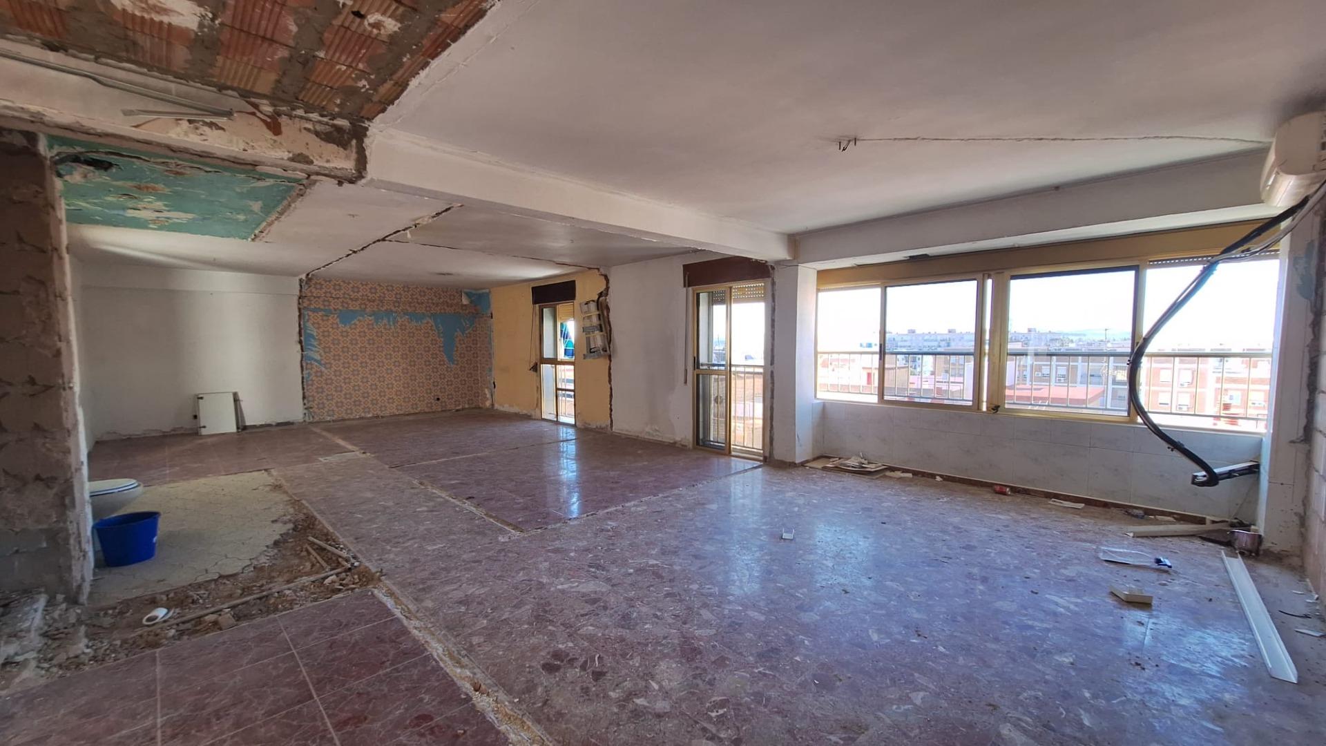 D. ¡¡ PISO PARA REFORMAR EN CARLOS III CON PLAZA DE APARCAMI - foto 2