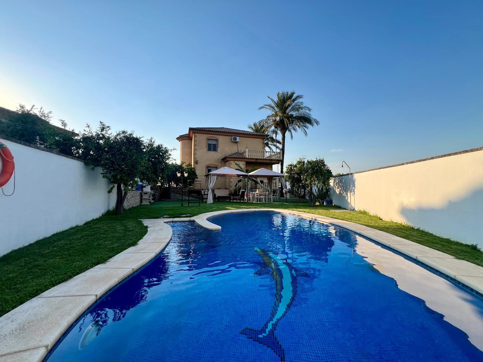 E.  ¡Gran oportunidad! Vivienda con terreno, piscina y negoc