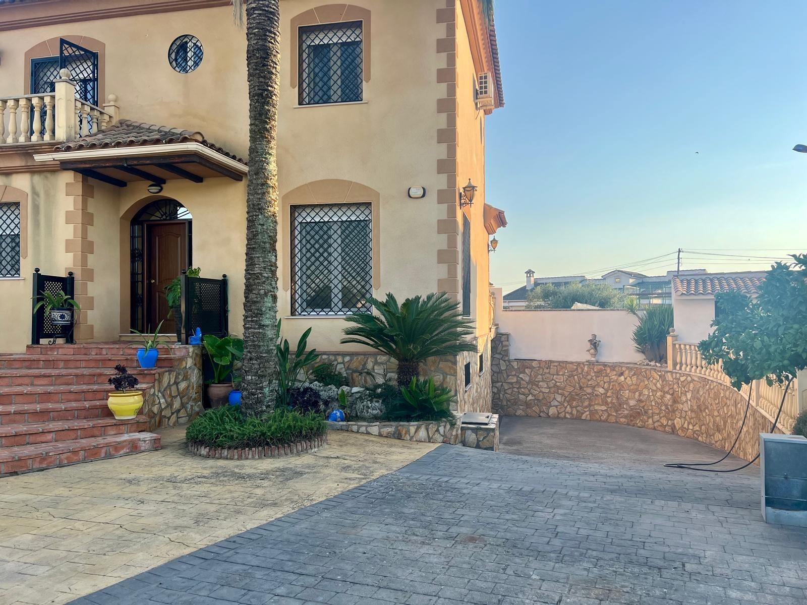 E.  ¡Gran oportunidad! Vivienda con terreno, piscina y negoc - foto 4