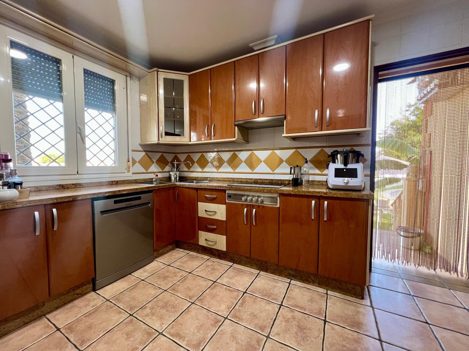 E.  ¡Gran oportunidad! Vivienda con terreno, piscina y negoc - foto 35