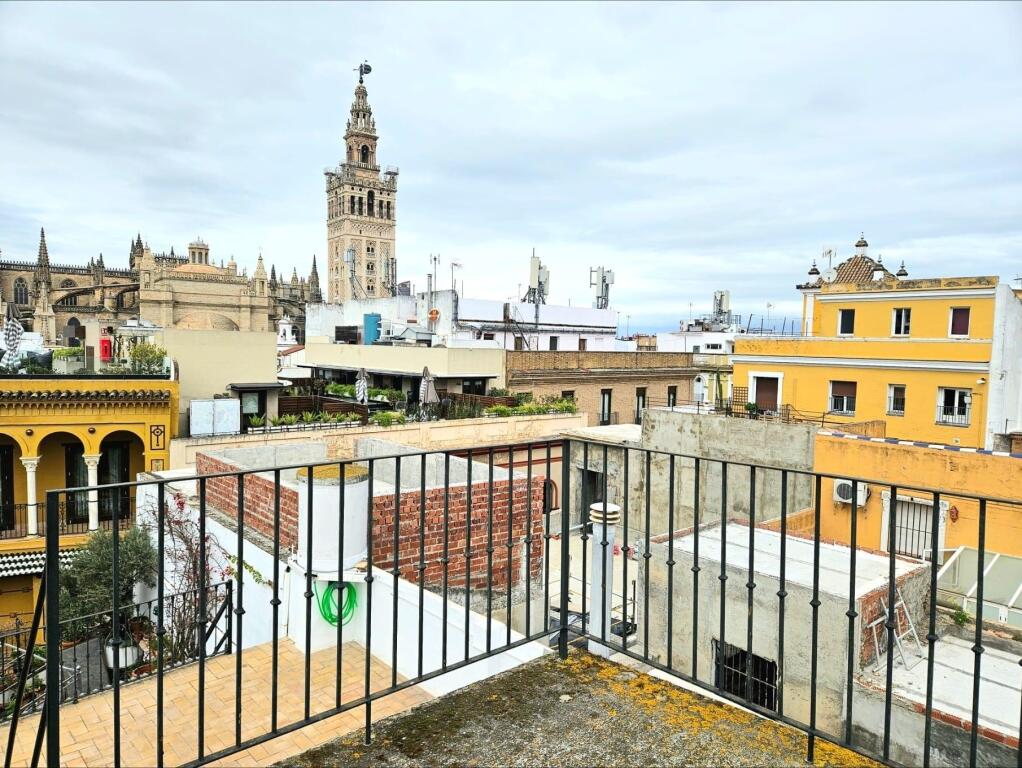 Exclusiva vivienda en esquina con mirador y terraza en el Barrio de Santa Cruz