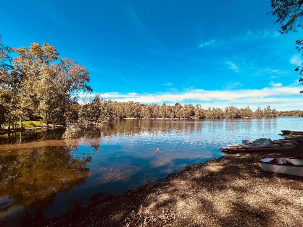 Precioso piso reformado con terraza y vistas al lago en un entorno natural único