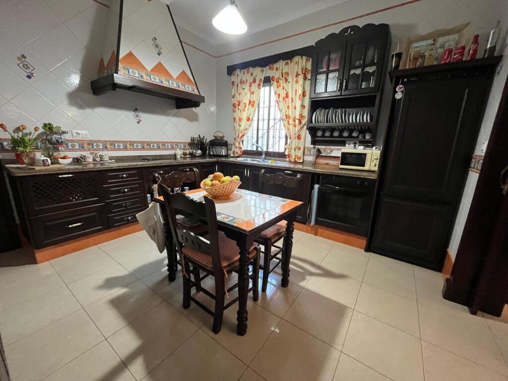 Gran vivienda adosada en Pilas, cerca del Polideportivo Muni - foto 14