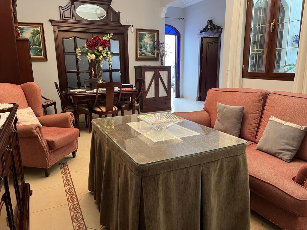 Gran vivienda adosada en Pilas, cerca del Polideportivo Muni - foto 4