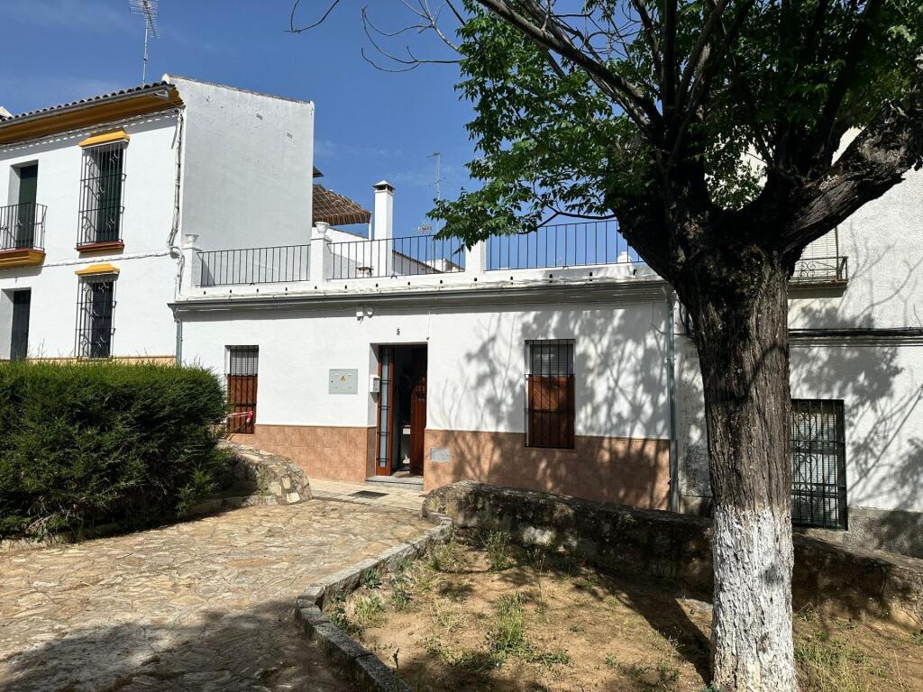Preciosa casa de obra nueva con patio en El Pedroso!!!!
