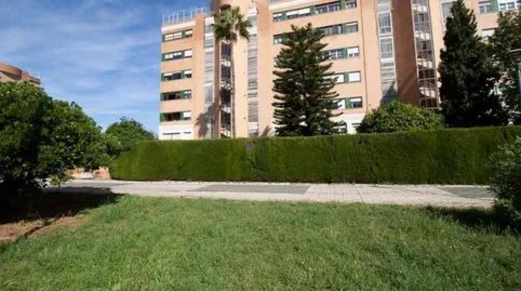 Estupenda plaza de garaje en Avda. Alcalde Luis Uruñuela!!