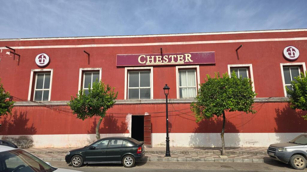 Edificio para vivienda (sin terminar) en Pilas - foto 2