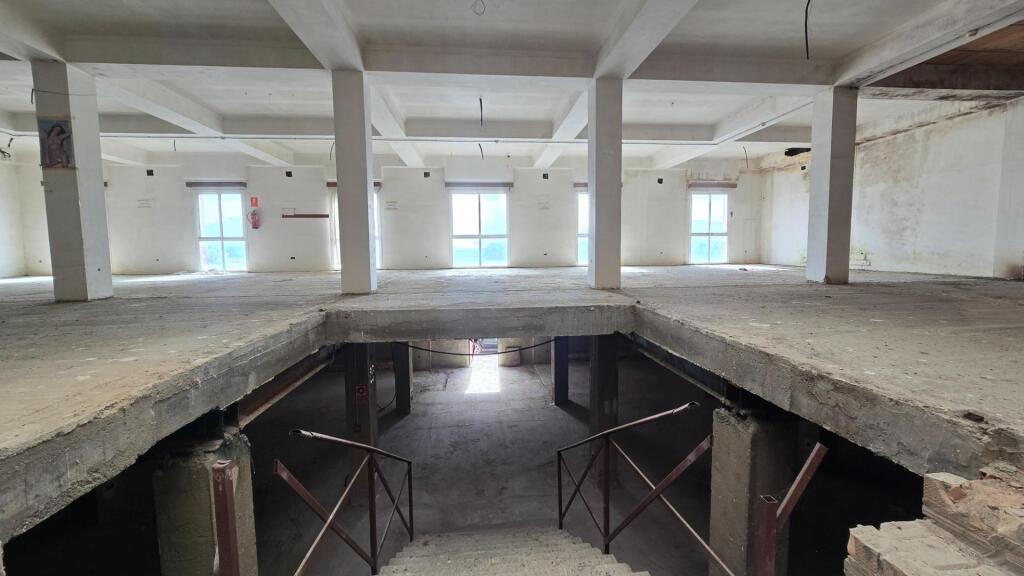 Edificio para vivienda (sin terminar) en Pilas - foto 9