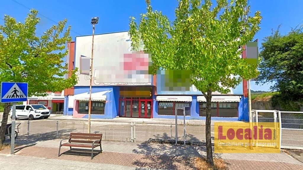 Nave comercial de 1500 m² y aparcamiento de 2000 m² en Guarn - foto 2