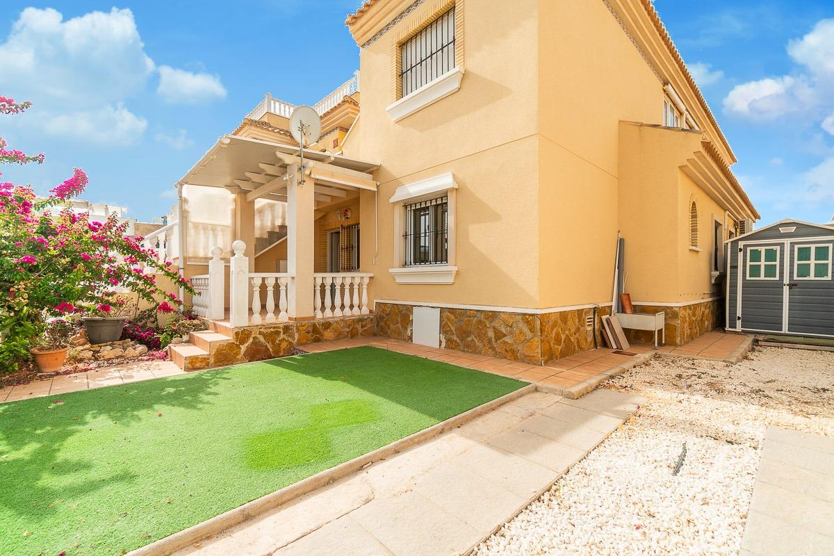 Planta baja con amplio jardín en Orihuela Costa