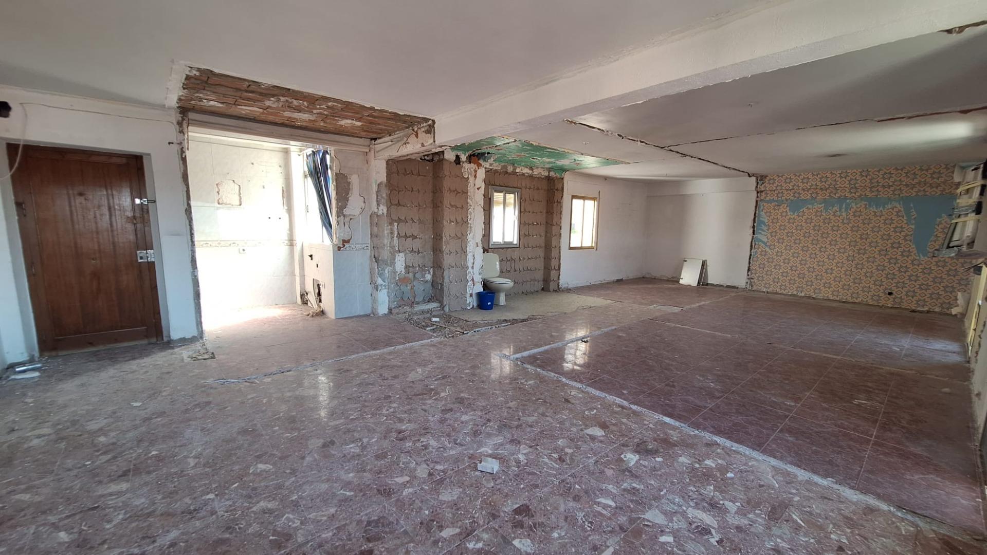PISO PARA REFORMAR EN CARLOS III CON PLAZA DE APARCAMIENTO Y - foto 2