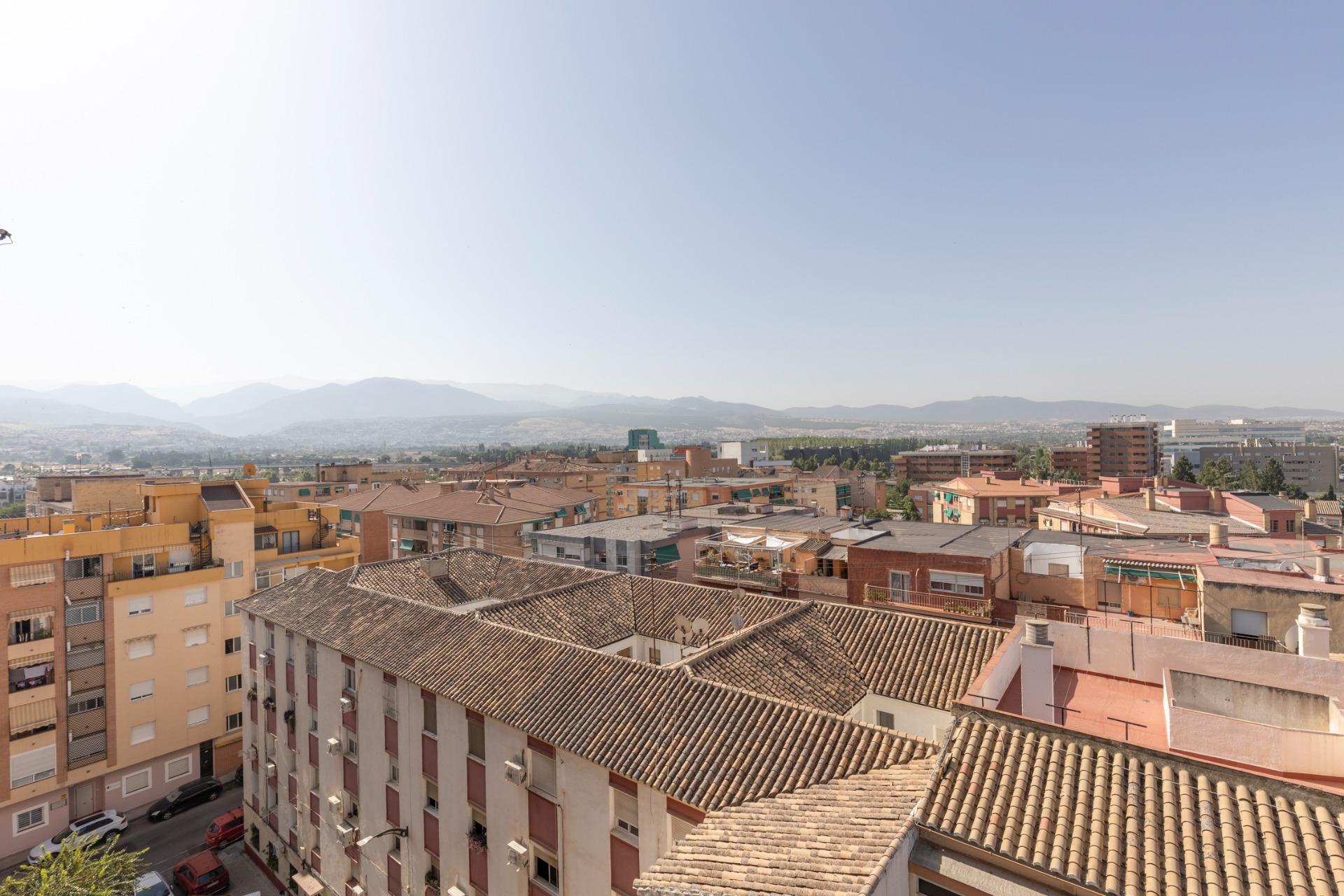 Luminoso piso con terraza, orientación sur y vistas despejadas