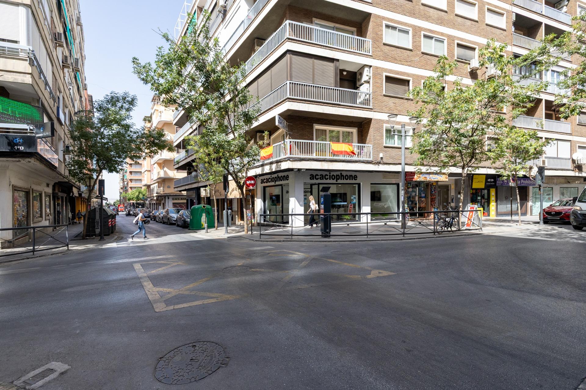 Oportunidad de negocio por jubilación. Se vende local con negocio instalado y funcionado. Ancha de Gracia.