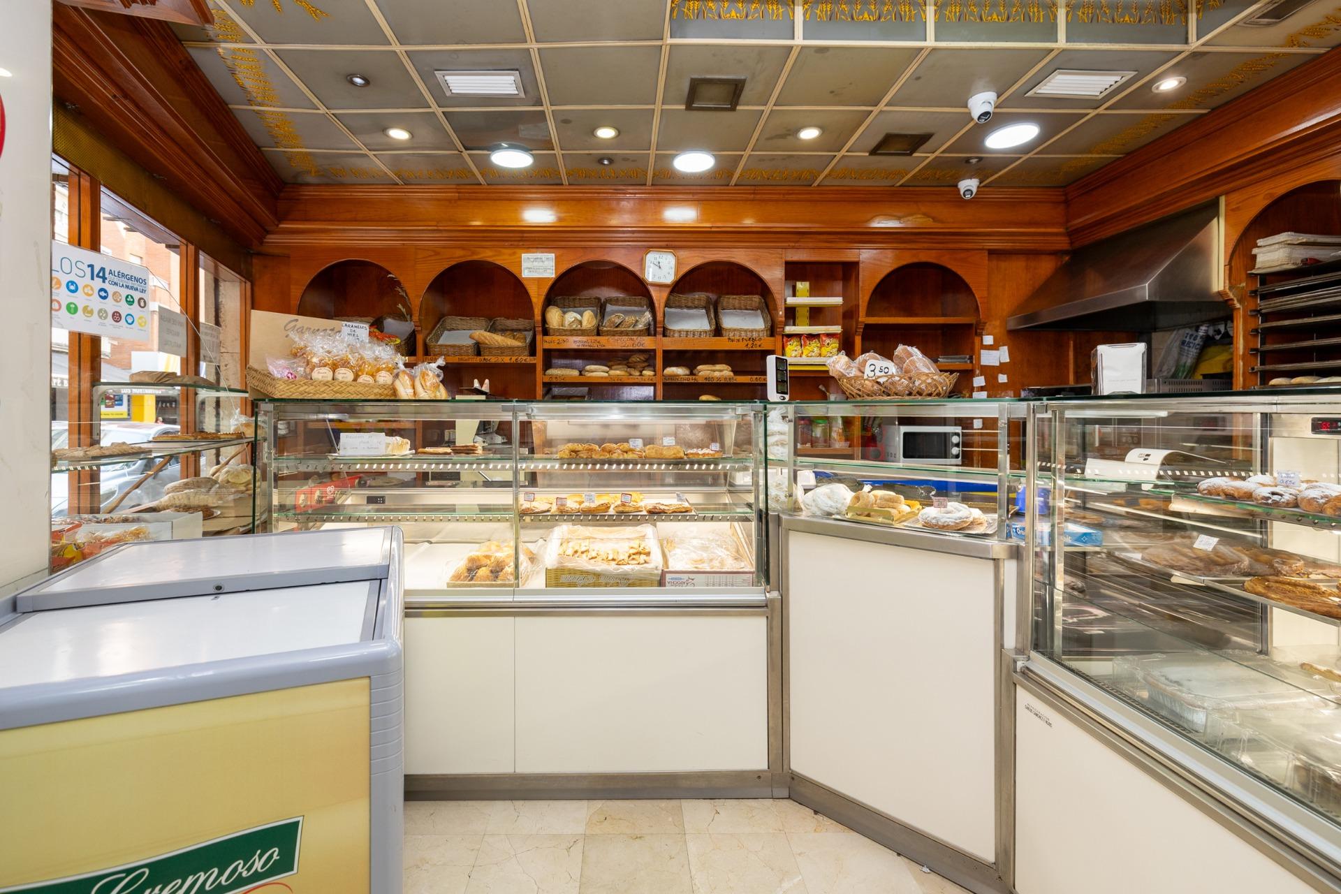 Oportunidad de negocio por jubilación. Se vende local con ne - foto 4