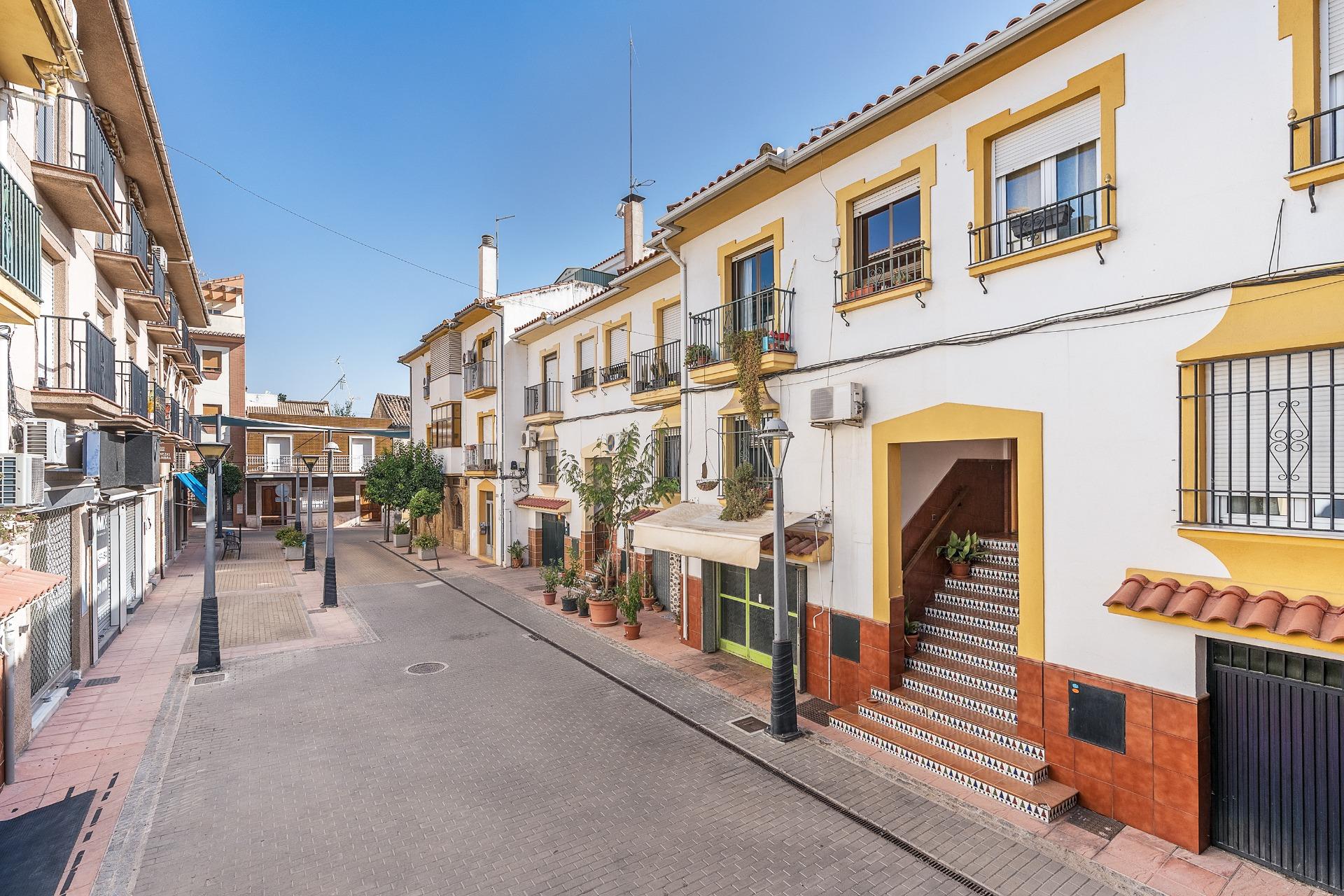 PRECIOSA CASA ADOSADA EN EL CENTRO DE PELIGROS