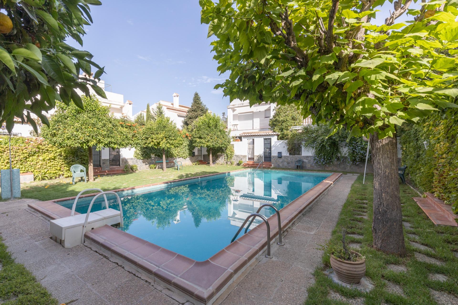 Exclusiva vivienda con piscina en la zona del Serrallo con piscina comunitaria
