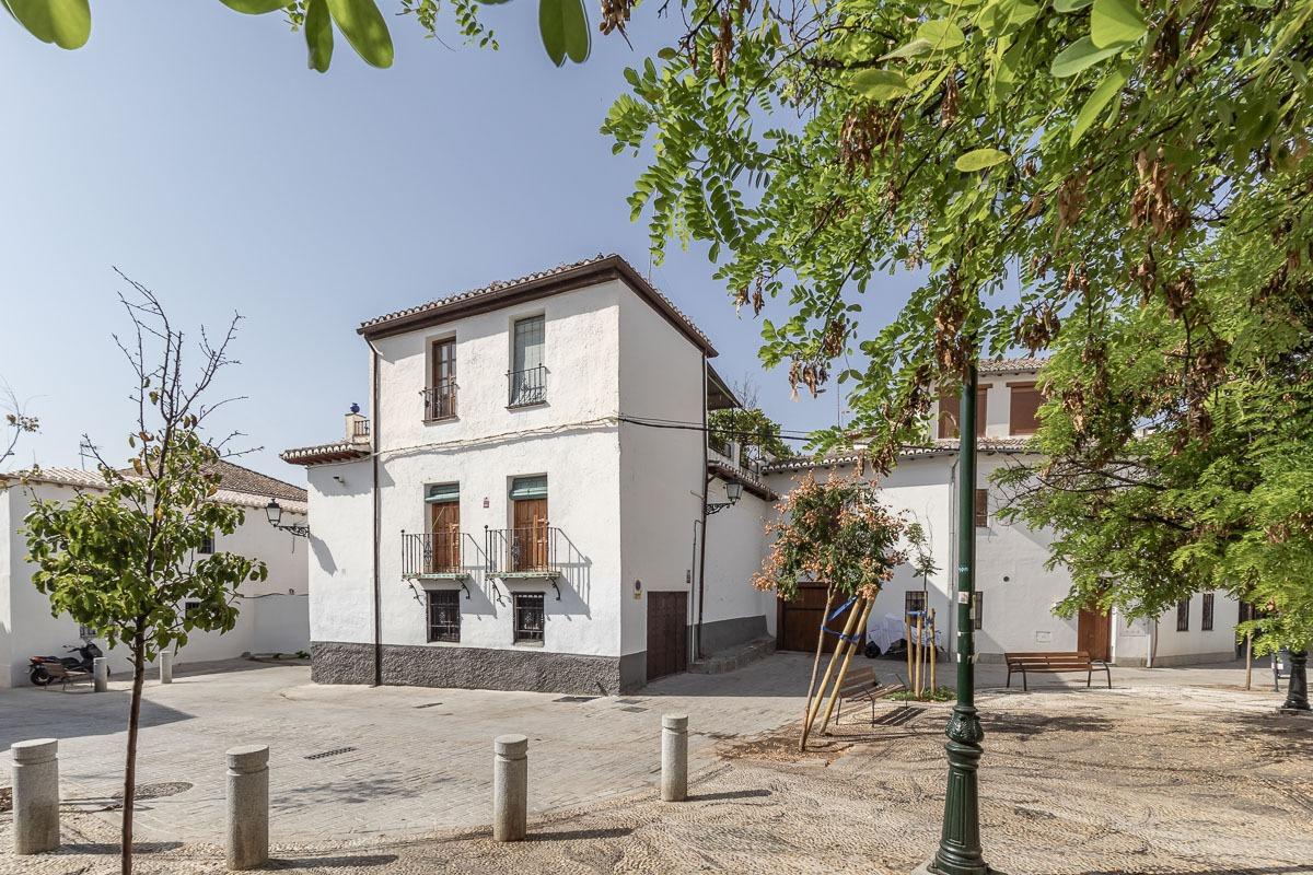 Gran casa histórica con patio central, terrazas y cochera en pleno Albaicín