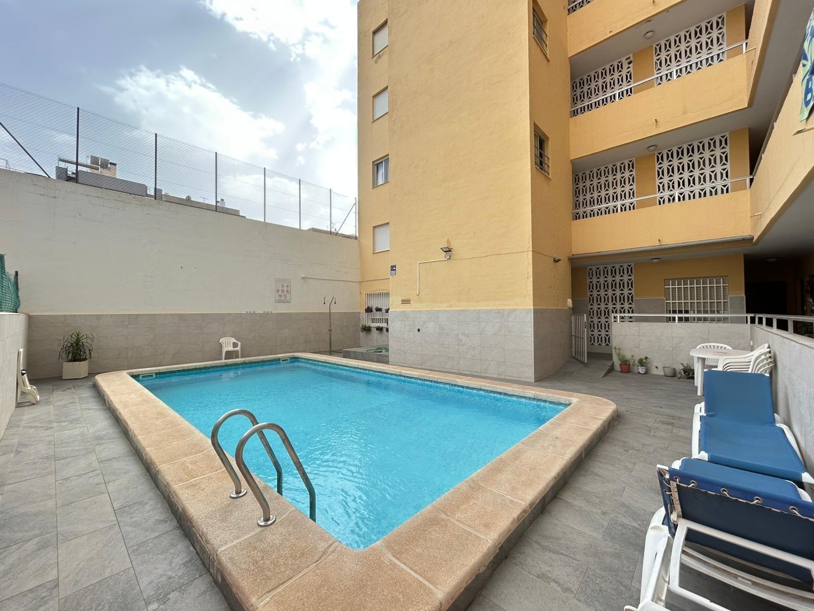 Piso de una habitación con piscina comunitaria a 300 metros de la playa