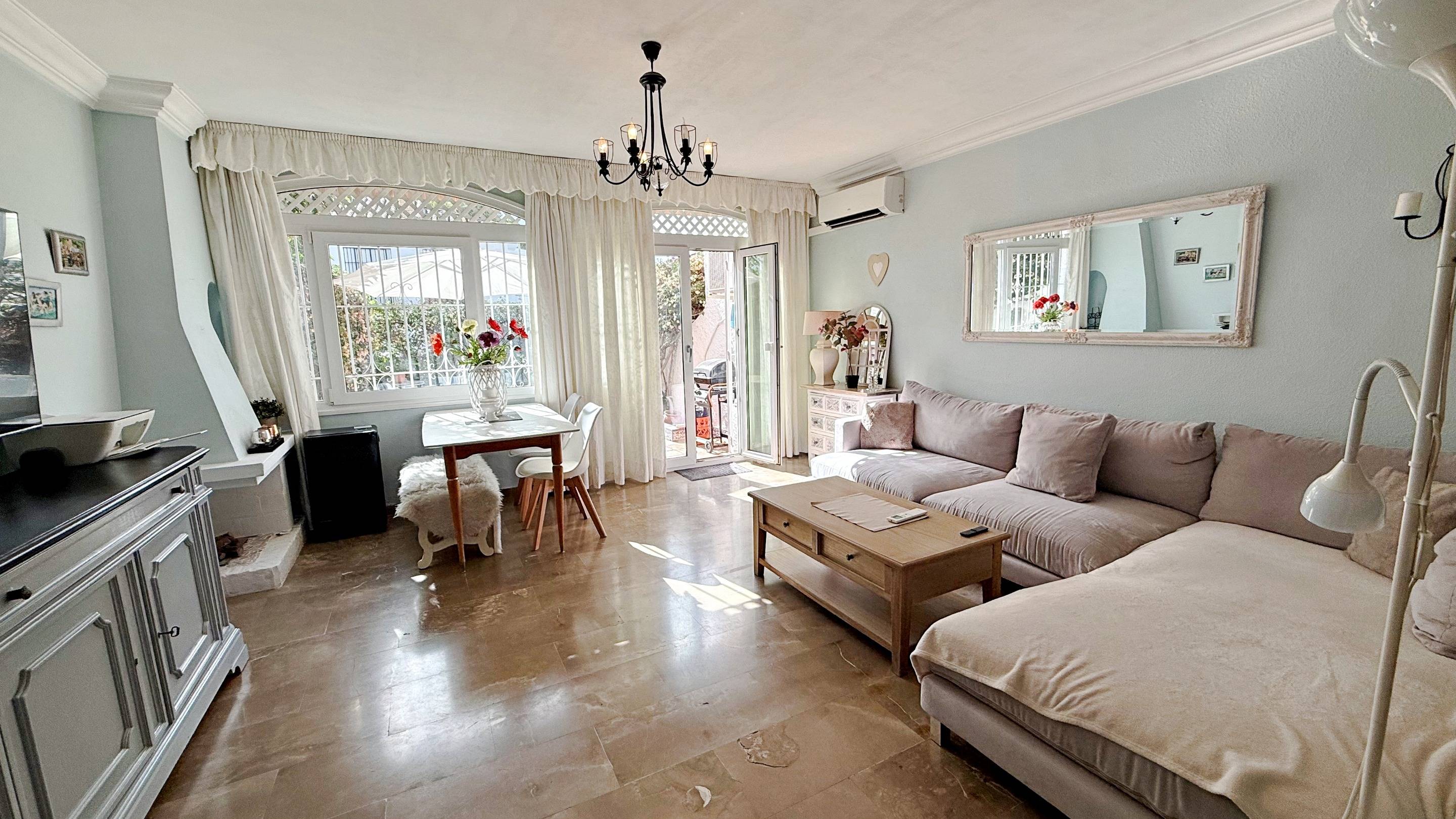 Encantadora casa de tres dormitorios con jardín privado en V - foto 3