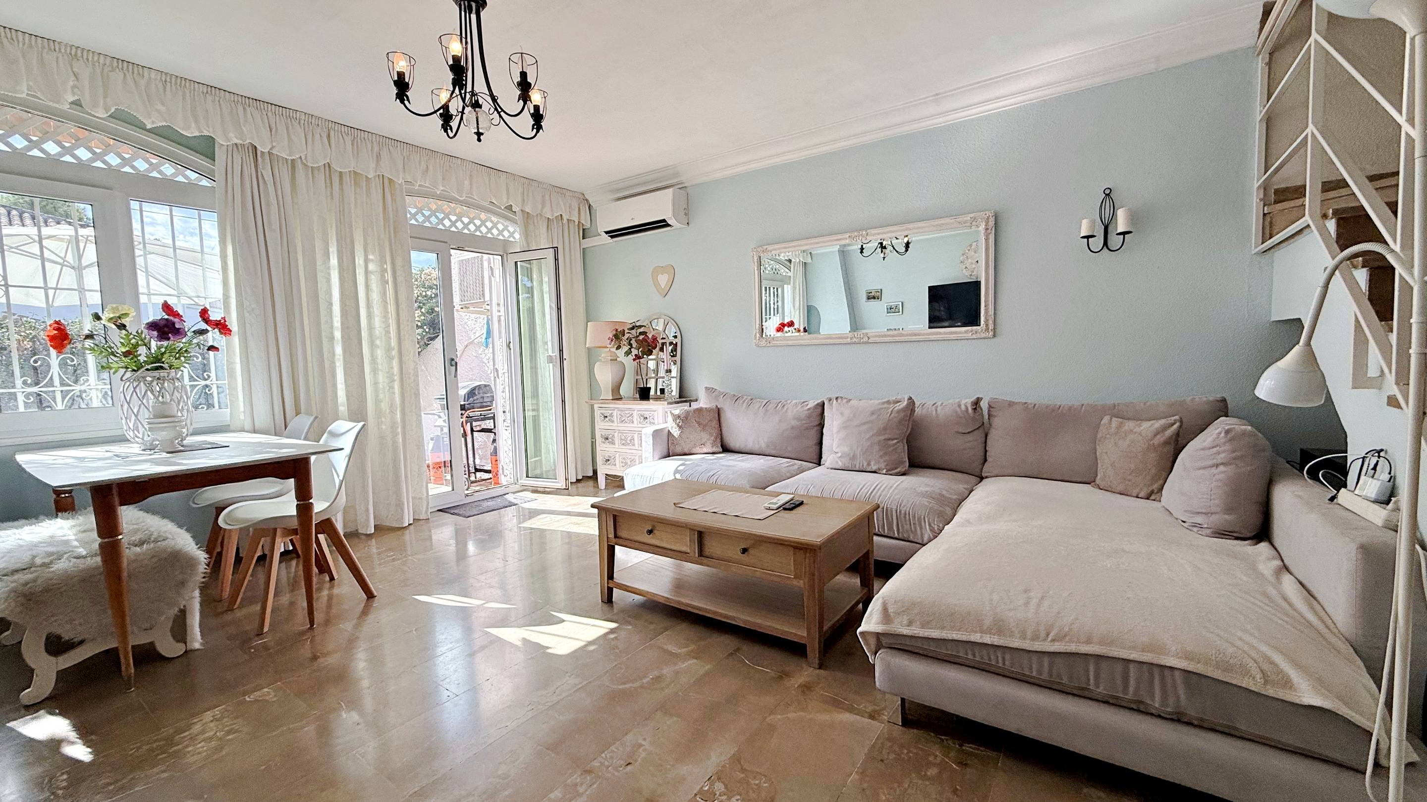 Encantadora casa de tres dormitorios con jardín privado en V - foto 4