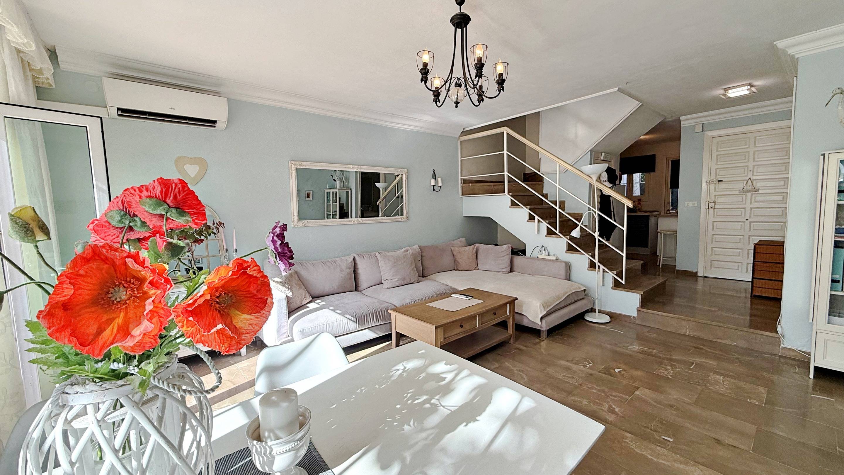 Encantadora casa de tres dormitorios con jardín privado en V - foto 5