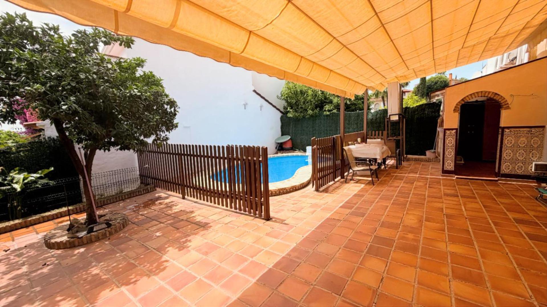 D. AMPLIA CASA JUNTO LA ASOMADILLA CON PISCINA PROPIA
