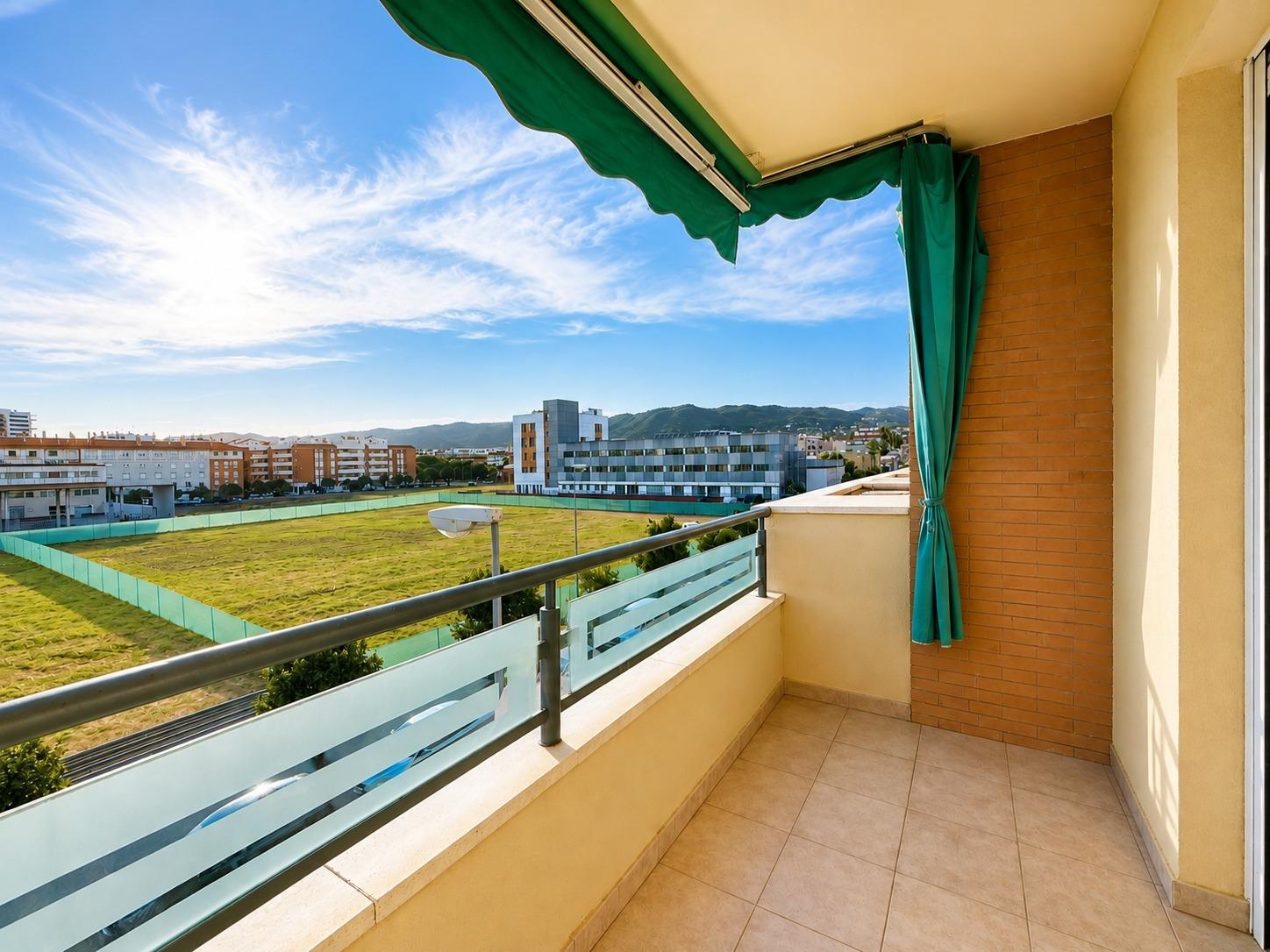 “Piso con terraza y vistas despejadas, piscina, garaje y trastero”