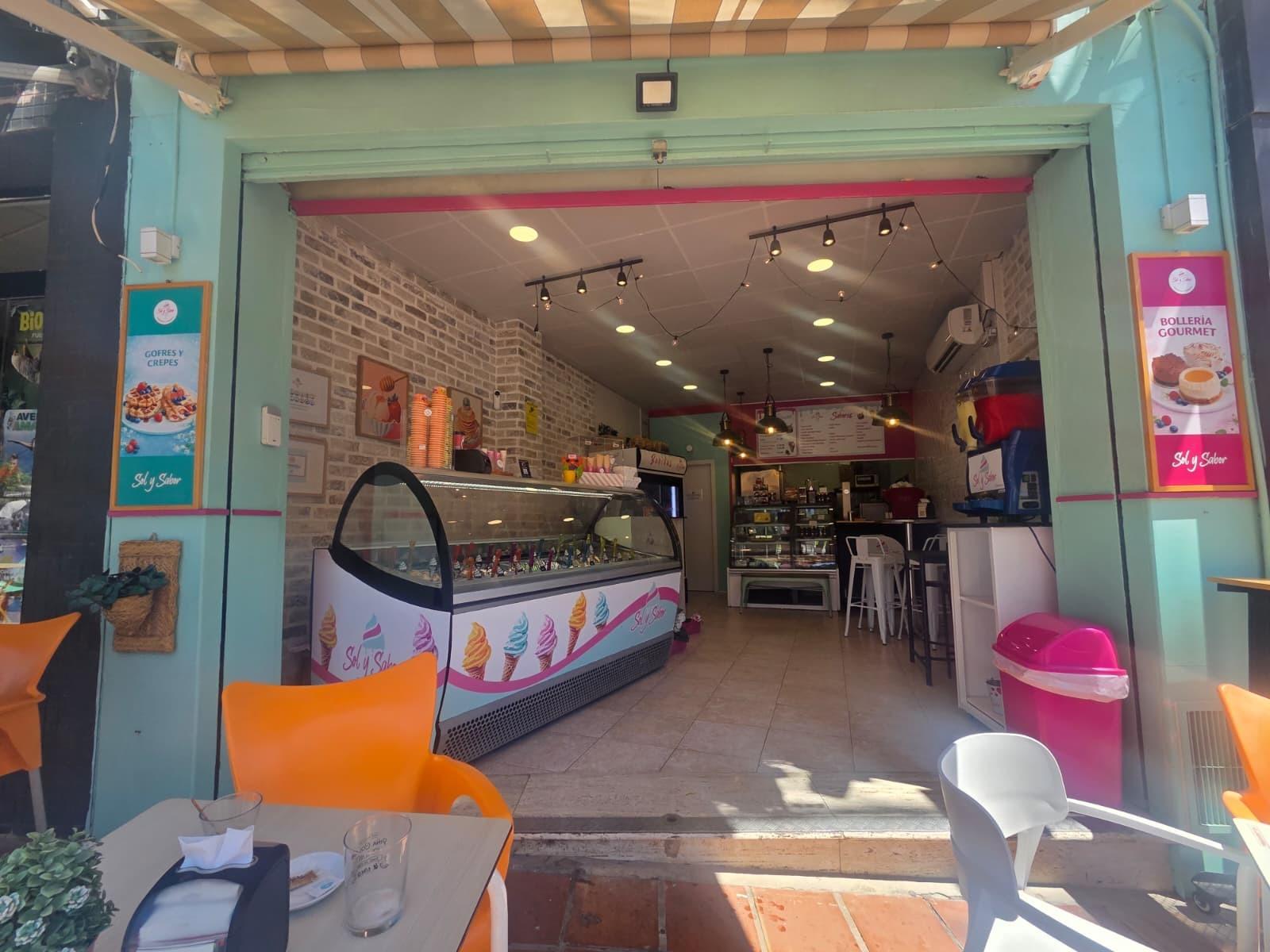 ¡TRASPASO DE HELADERÍA-CAFETERÍA EN BENALMÁDENA COSTA!