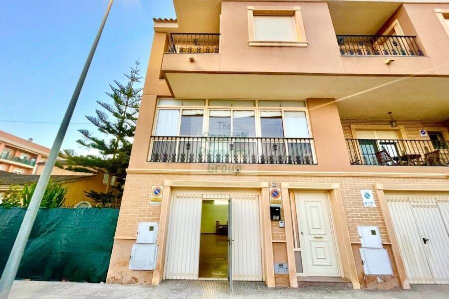 Venta de townhouse en Almoradi, de 150m2 con 3 dormitorios y 3 baños con plaza de garaje