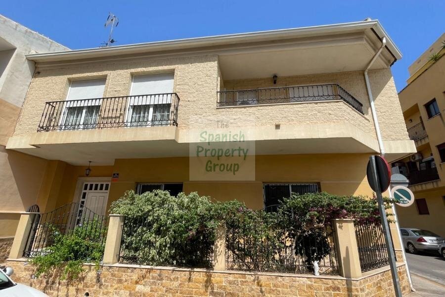Venta de townhouse en Formentera del segura, de 400m2 con 5 dormitorios y 3 baños con plaza de garaje