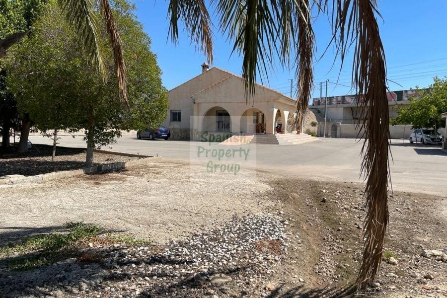Venta de villa en Crevillente, de 120m2 con 3 dormitorios y 1 baño
