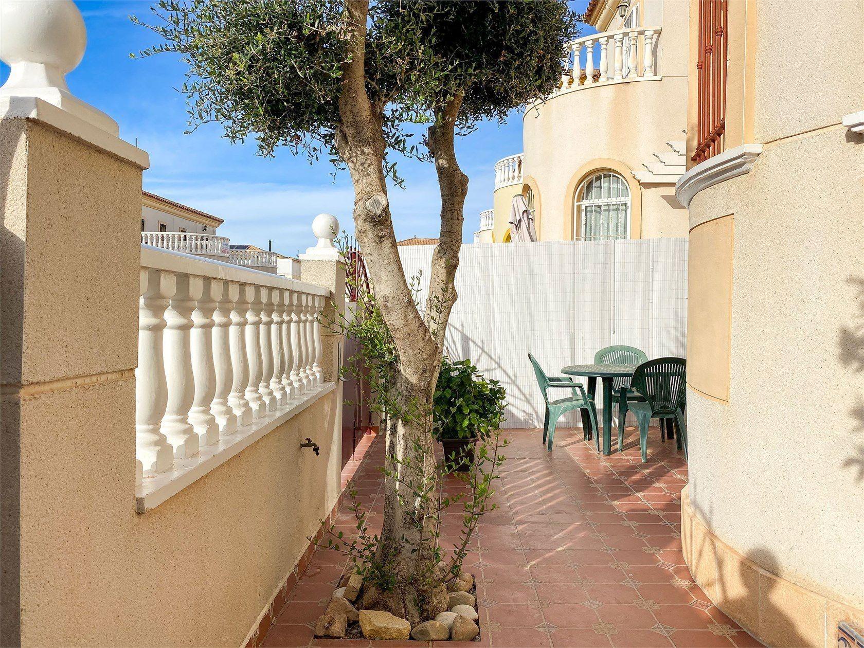 Villa con piscina comunitaria, Alicante, Torrevieja. 3 habit - foto 5