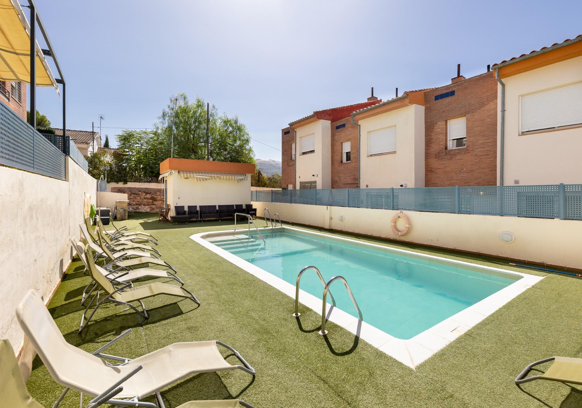 Casa Adosada Ideal en Urbanización con Piscina