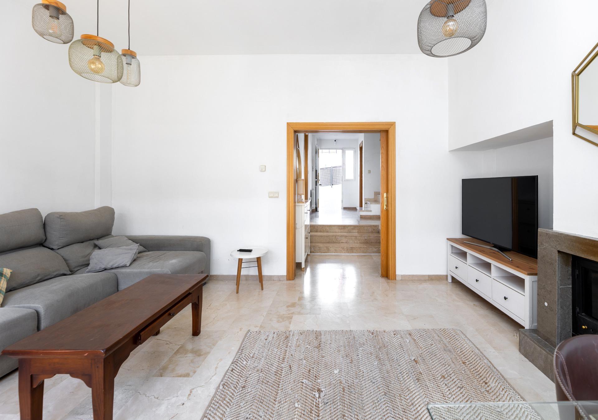 Casa Adosada Ideal en Urbanización con Piscina - foto 4