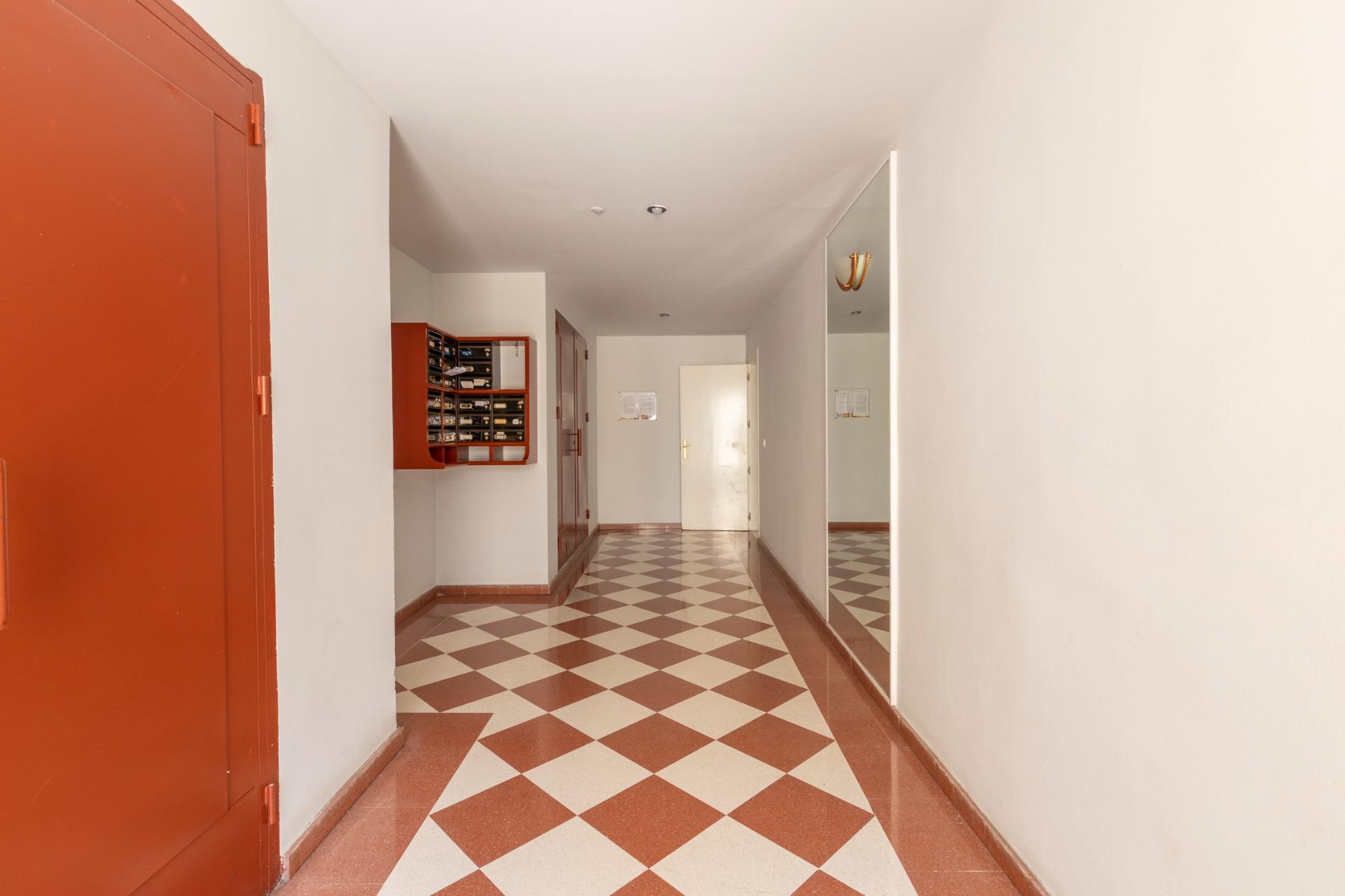 Amplia vivienda VPO con terraza, garaje y excelente ubicació - foto 2