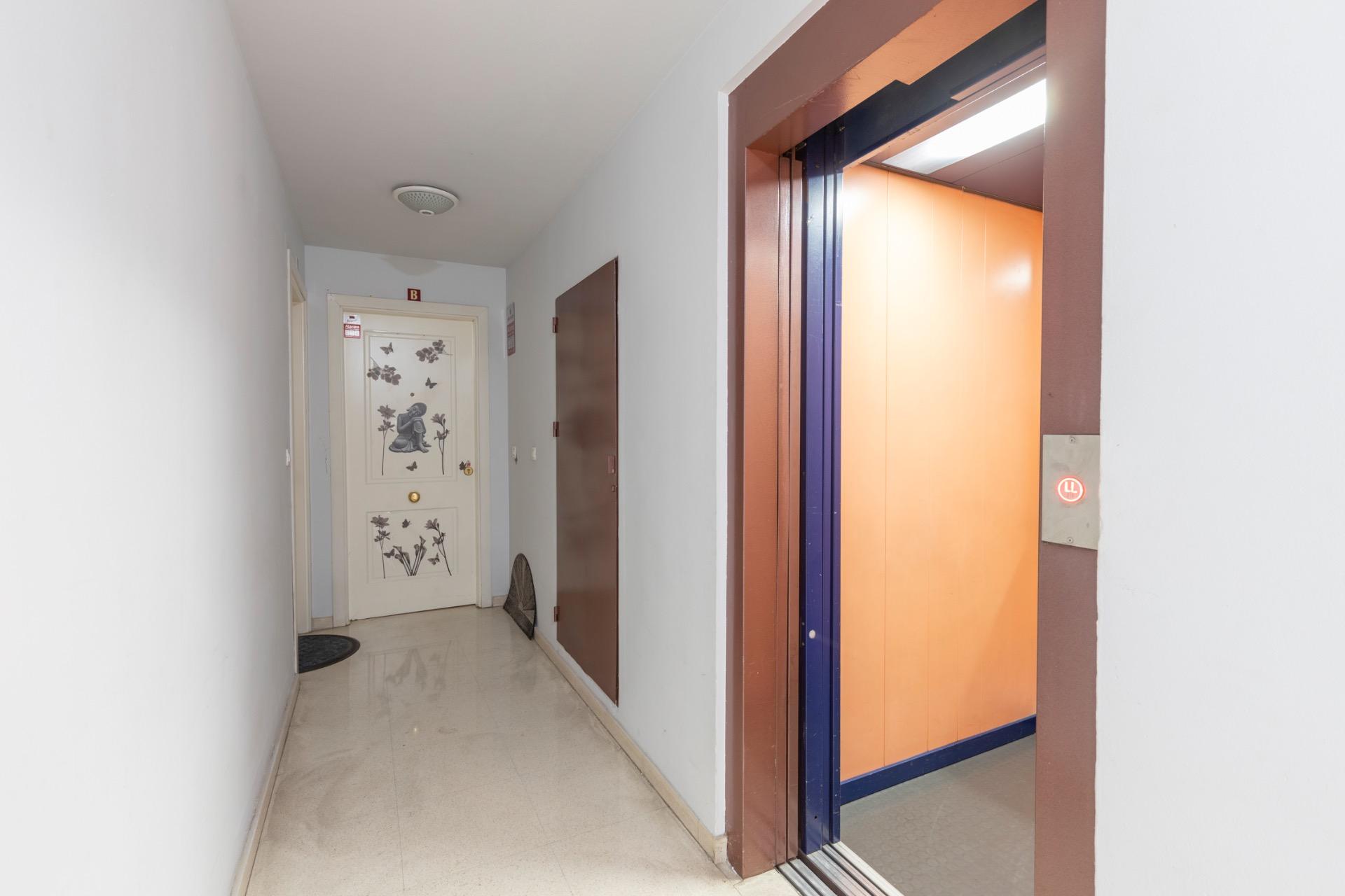 Amplia vivienda VPO con terraza, garaje y excelente ubicació - foto 3