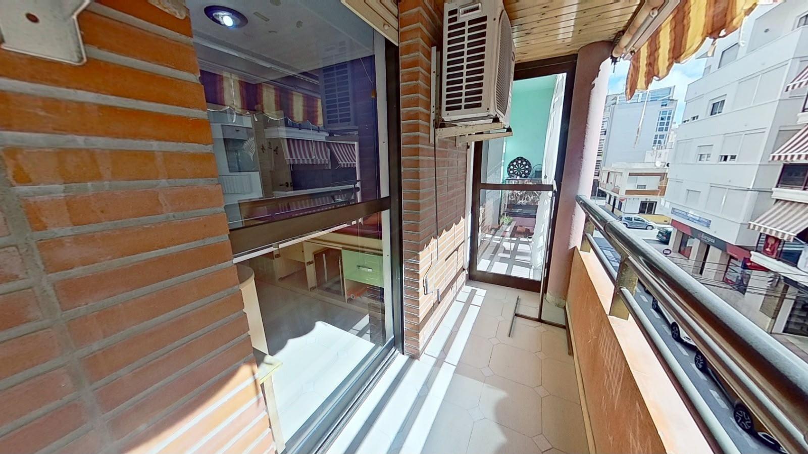 ¡Una ocasión única! Apartamento de 4 dormitorios y 2 baños! - foto 2