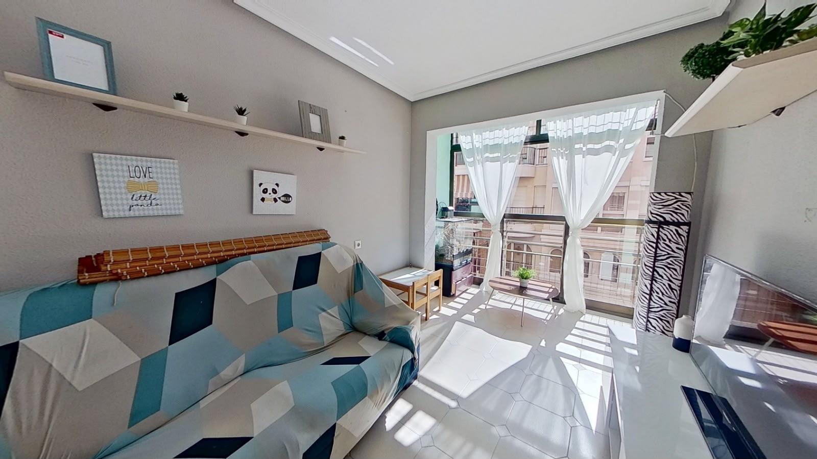 ¡Una ocasión única! Apartamento de 4 dormitorios y 2 baños! - foto 3